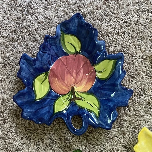 Vintage Vietri ceramic leaf plates with hand-painted fruit designs set of 4 - Picture 4 of 7